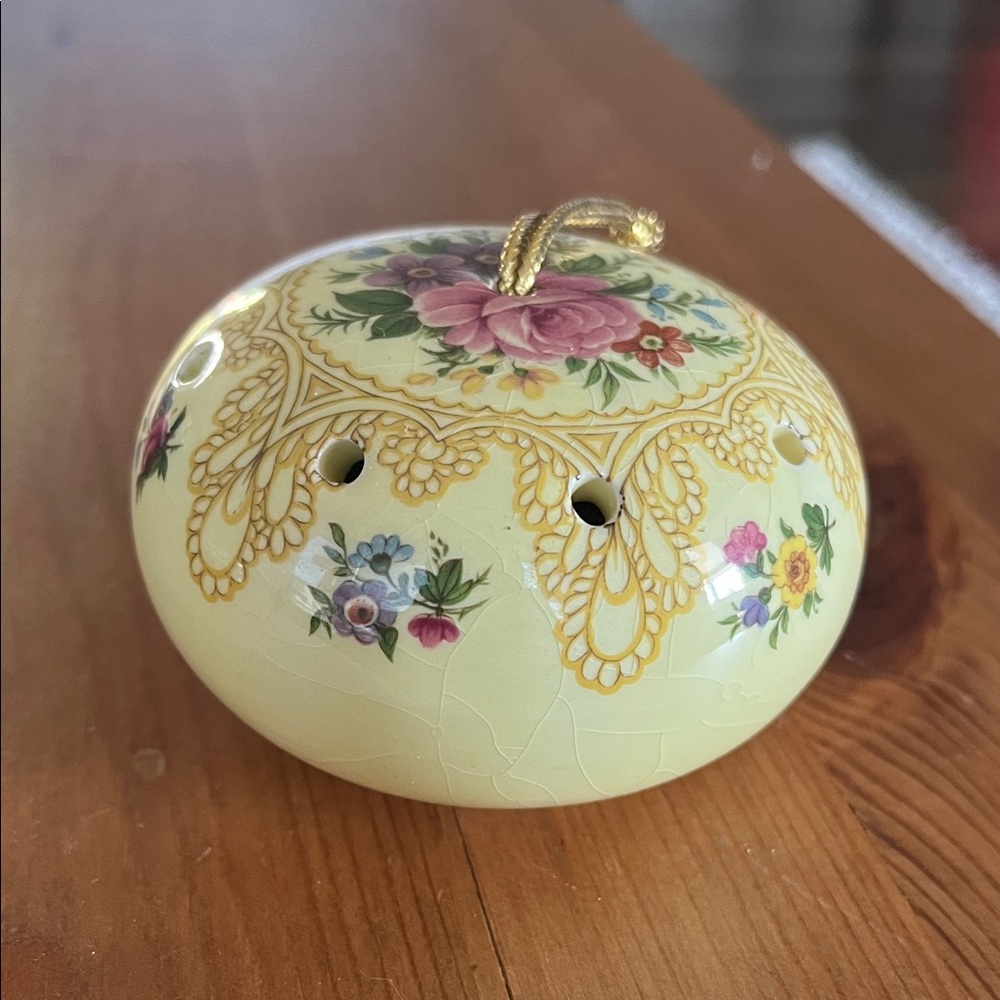 Vintage Ye Olde Ceramic Pomander!
